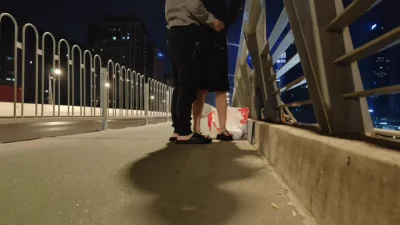 人来人往大桥上口交漏出！