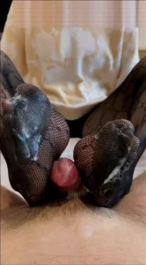 依依长腿骨感美足加上花纹黑丝网袜足交玩鸡巴吐奶-射了好多呀~