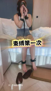 [原创]苏E：骚妻被绑起来更放荡，自己按摩骚穴，简界完整版